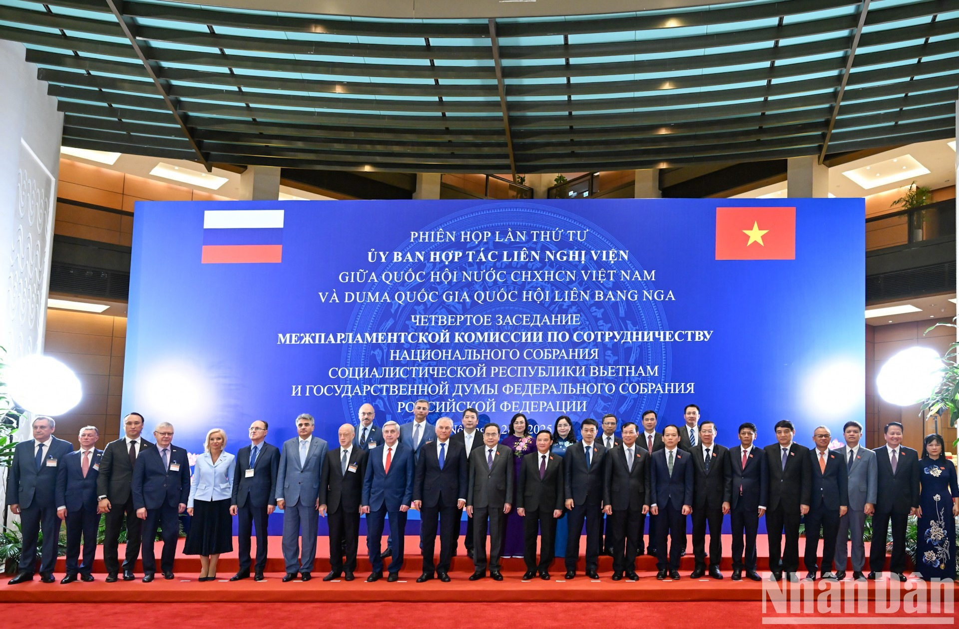 Le président de l’AN du Vietnam, Tran Thanh Man, le président de la Douma d’État de Russie, Viatcheslav Volodine, et des délégués lors de la 4ᵉ réunion du Comité de coopération interparlementaire entre l’AN vietnamienne et la Douma d’État russe. Photo : Duy Linh/NDEL.