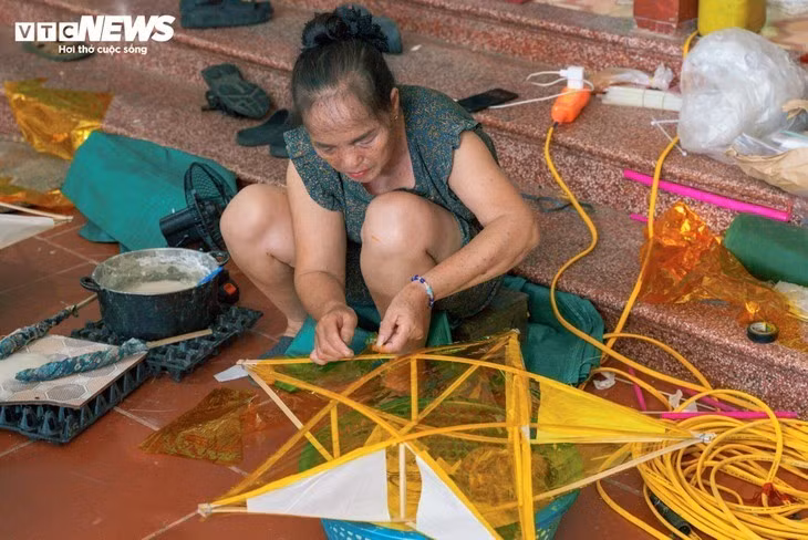 «J'ai grandi dans ce métier aux côtés de mes parents, et maintenant ce sont mes enfants et petits-enfants qui reprennent le flambeau. J'espère de tout cœur que nous saurons garder vivante la tradition. Chaque lanterne est bien plus qu'un gagne-pain pour nous, c'est une fierté, parce qu'elle emporte un peu de l'esprit de notre Fête de Mi-Automne partout où elle va », raconte une autre.