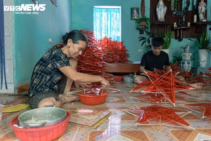 Près de 300 familles vivent de cet artisanat et alimentent annuellement le marché avec des centaines de milliers de lanternes de tous formats.
