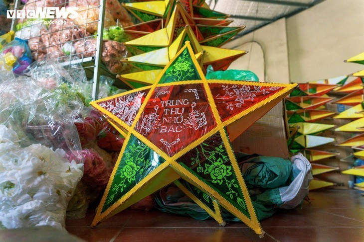 Sur les marchés, les prix varient de 10.000 à 150.000 dôngs. Accessibles et diversifiées, ces lanternes trouvent acquéreurs du nord au sud du pays, jusqu’à Hô Chi Minh-ville. Sur les marchés, les prix varient de 10.000 à 150.000 dôngs. Accessibles et diversifiées, ces lanternes trouvent acquéreurs du nord au sud du pays, jusqu’à Hô Chi Minh-ville.