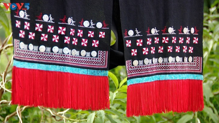 L’oiseau et le chien figurent parmi les motifs de broderie emblématiques des costumes traditionnels des Dao. Photo: VOV5