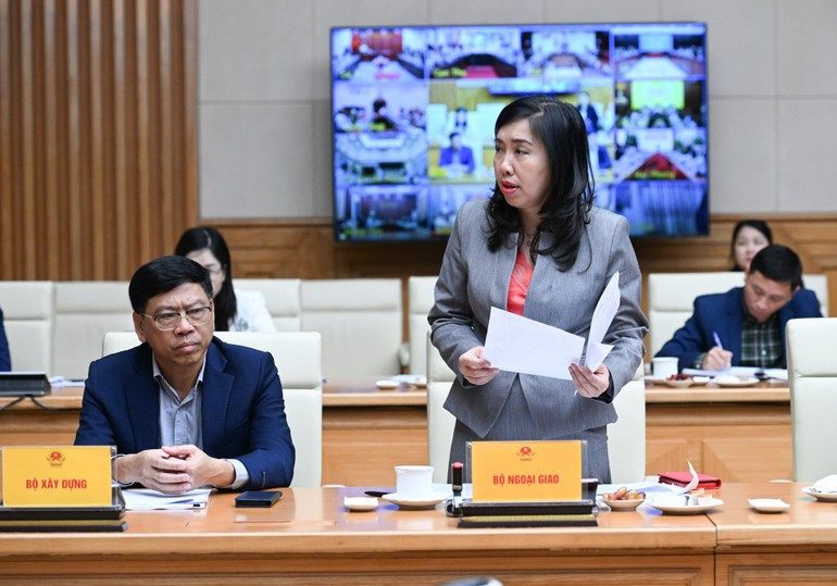 Lors de la réunion, la vice-ministre vietnamienne des Affaires étrangères, Le Thi Thu Hang (debout), a présenté plusieurs cas récents de pêcheurs vietnamiens appréhendés en eaux étrangères. Elle a également informé de l’avancement des négociations avec la Malaisie sur un mécanisme de gestion conjointe dans les zones maritimes chevauchantes. Photo : Tran Hai/NDEL