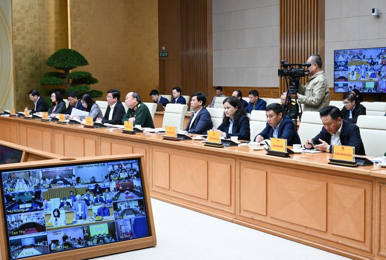 Le chef du gouvernement a salué les efforts des ministères et localités, tout en exigeant la poursuite du travail, &quot;selon l’esprit des six clartés : clarté des personnes, des tâches, des responsabilités, des compétences, des délais et des résultats&quot;. Il a souligné l’importance du contrôle numérique et de l’application des technologies dans la surveillance maritime. Photo : Tran Hai/NDEL