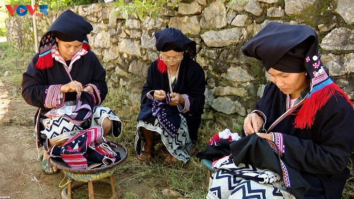 Les femmes Dao font preuve d’un grand savoir-faire en confectionnant leurs costumes entièrement à la main. Photo : VOV5. 