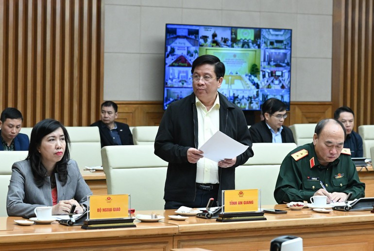 Le président du Comité populaire de la province d&apos;An Giang (au Sud), Ho Van Mung (debout), prend la parole lors de la réunion. Photo : Tran Hai/NDEL