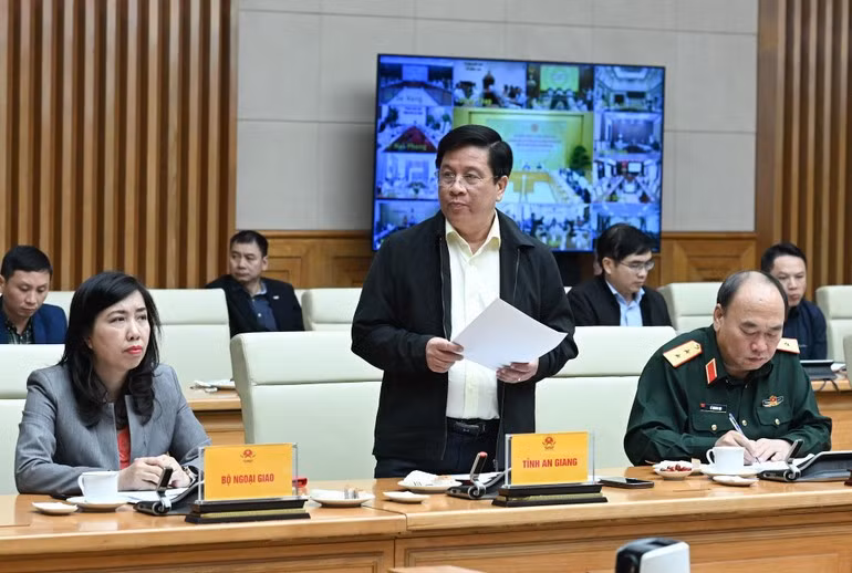 Le président du Comité populaire de la province d'An Giang (au Sud), Ho Van Mung (debout), prend la parole lors de la réunion. Photo : Tran Hai/NDEL