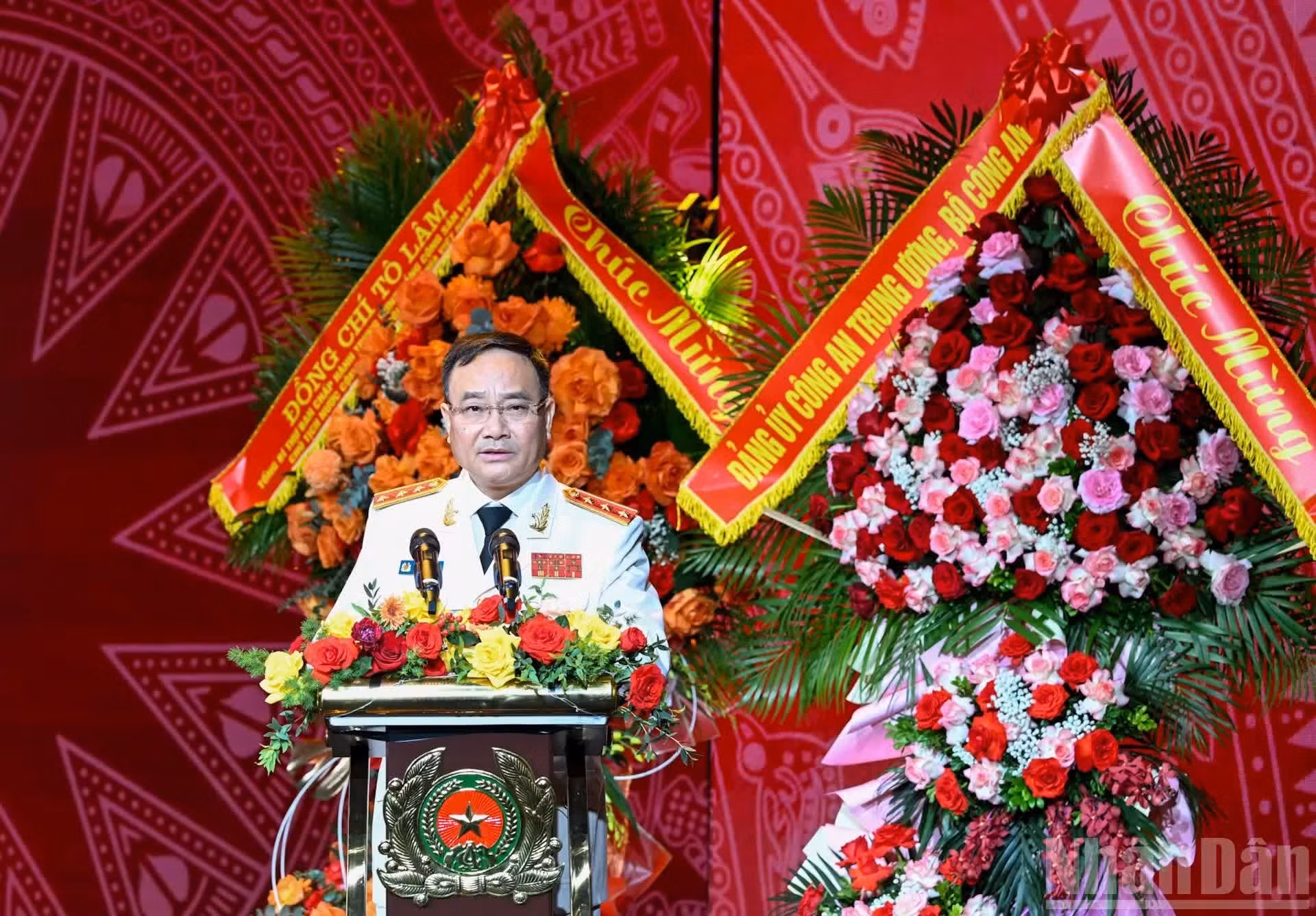 Le lieutenant-général Pham The Tung, vice-ministre de la Sécurité publique, prononce un discours lors de la cérémonie. Photo : Duy Linh/NDEL