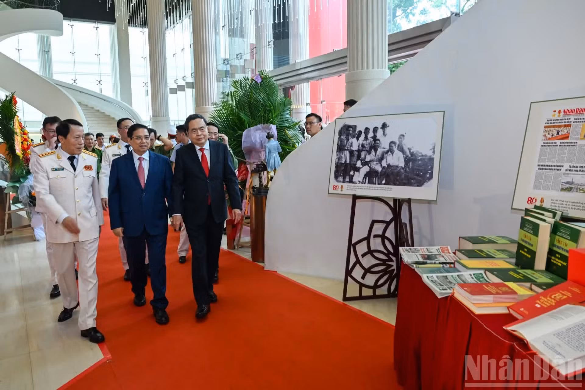 Le président de l'Assemblée nationale, Trân Thanh Mân (1er rang, à droite), et l'ancien Premier ministre, Pham Minh Chinh (1er rang, au centre), assistent à la cérémonie marquant le 80e anniversaire de la Force de sécurité extérieure (12 juillet 1946 - 12 juillet 2026). Photo : Duy Linh/NDEL