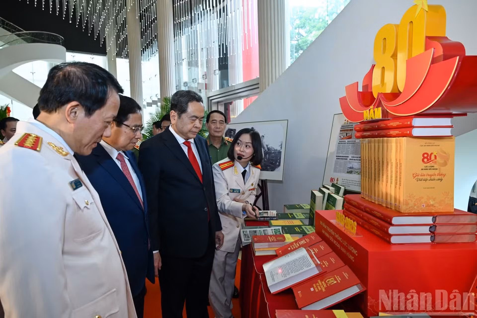 Le président de l'Assemblée nationale, Trân Thanh Mân, et l'ancien Premier ministre, Pham Minh Chinh, visitent une exposition de livres et de publications en marge de la cérémonie. Photo : Duy Linh/NDEL