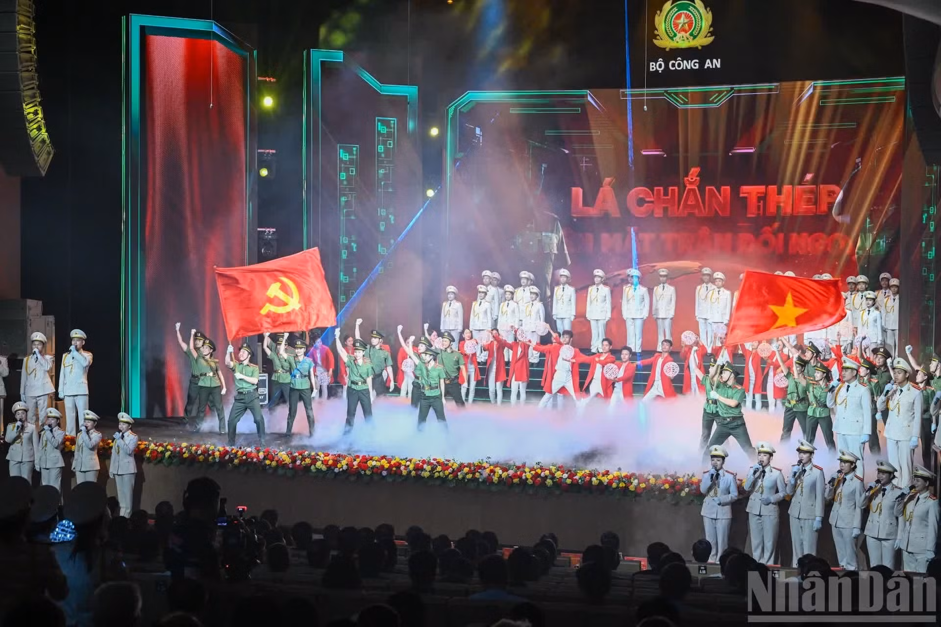 Le programme artistique marquant le 80e anniversaire de la Force de sécurité extérieure (12 juillet 1946 - 12 juillet 2026). Photo : Duy Linh/NDEL