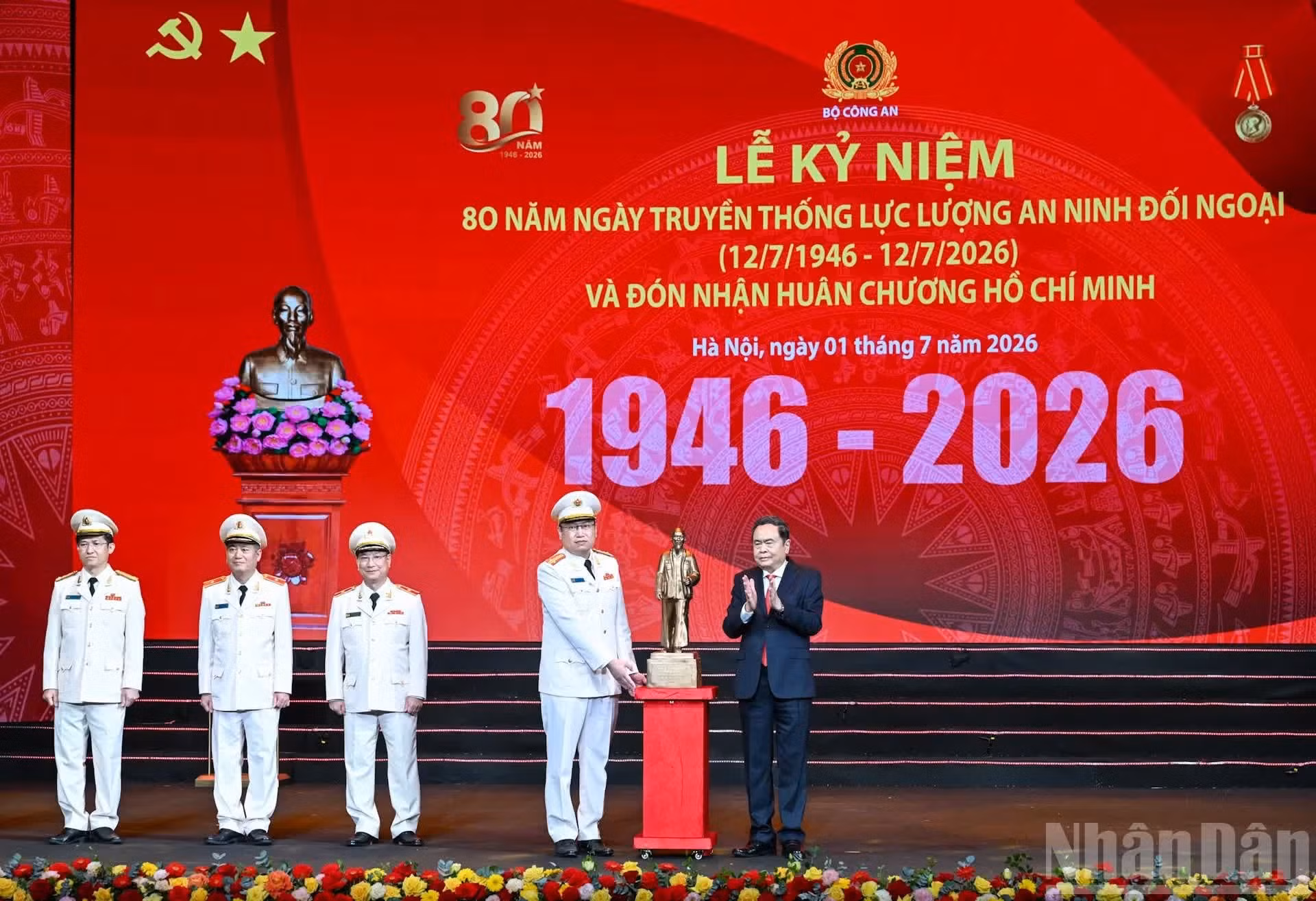 Le président de l’Assemblée nationale, Trân Thanh Mân, offre à la Force de sécurité extérieure une statue du Président Hô Chi Minh. Photo : Duy Linh/NDEL