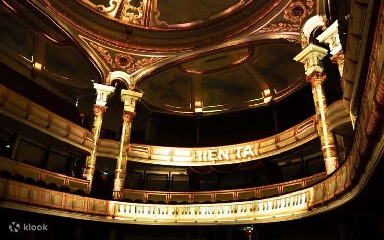 Les projections cartographiques 3D racontent l'histoire sur les surfaces architecturales, permettant au public d'accéder au patrimoine de manière visuelle.