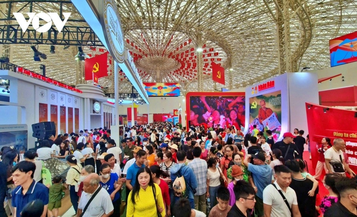 L’Exposition des réalisations nationales, organisée selon le concept de « musée à ciel ouvert », a attiré des millions de visiteurs — un chiffre exceptionnel pour des manifestations culturelles ou politiques. Photo : VOV