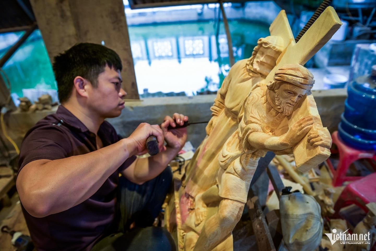 Pour achever une statue, plusieurs étapes méticuleuses sont nécessaires. Photo: vietnamnet.vn