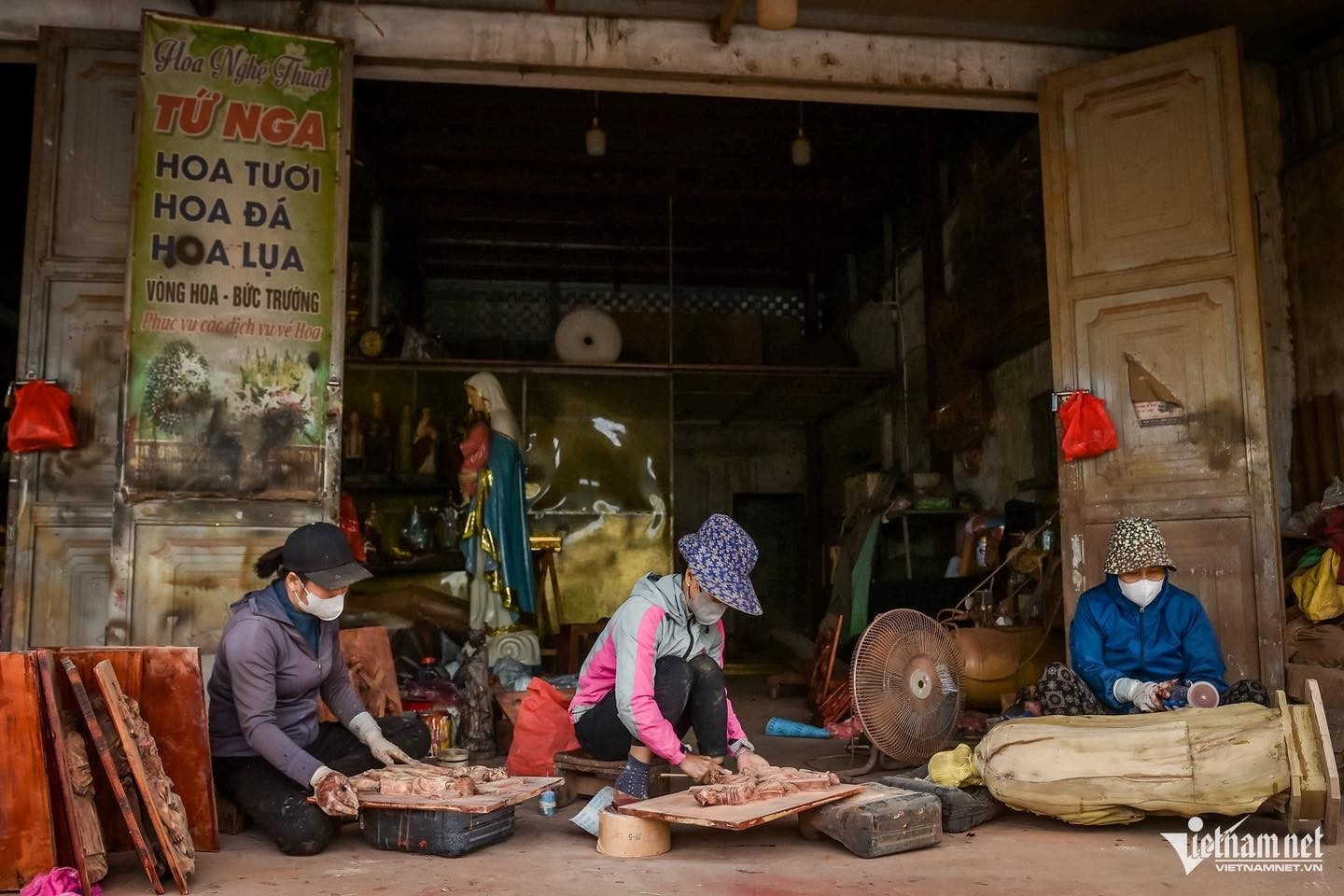 Les ateliers de Xuan Truong mobilisent toute leur main-d’œuvre pour terminer dans les meilleurs délais les commandes destinées à la saison des fêtes de fin d’année. Photo: vietnamnet.vn