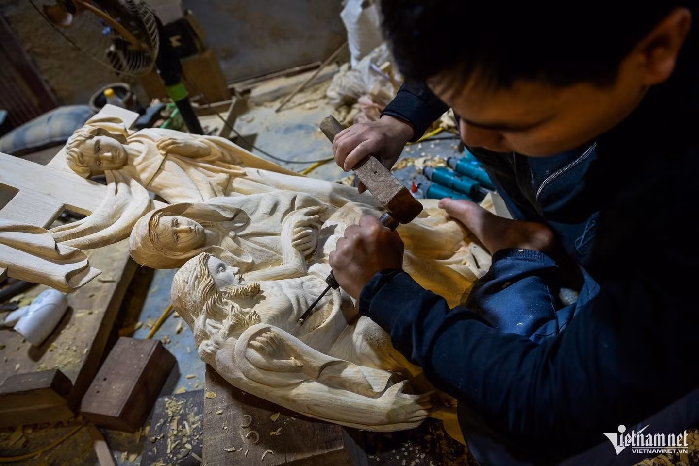 Pour sculpter des statues catholiques, il ne suffit pas d’être habile. Il faut aussi une connaissance approfondie de la religion. Photo: vietnamnet.vn