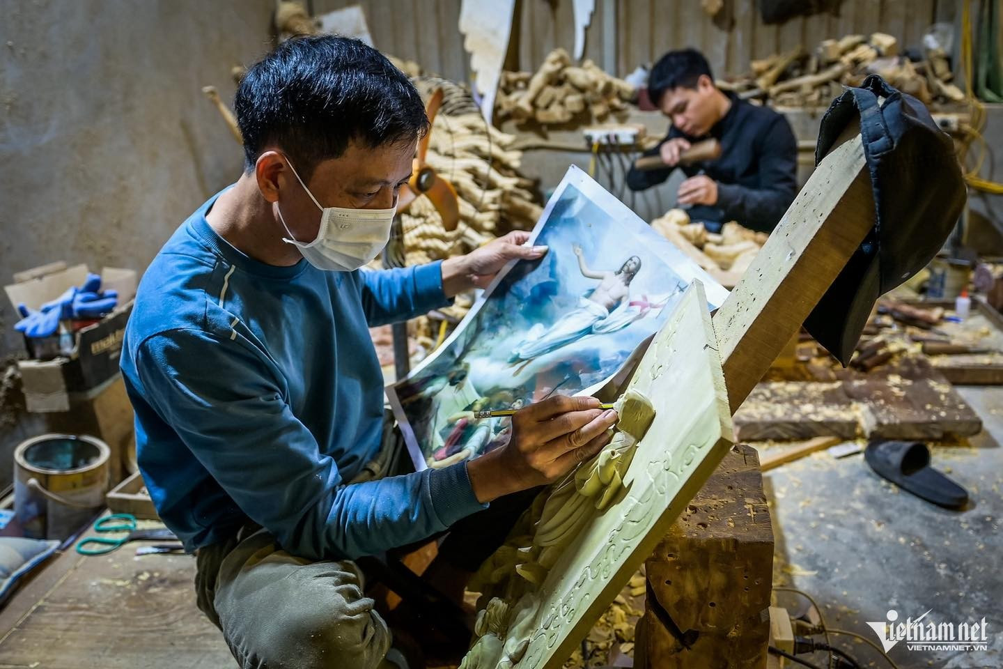 L’artisan doit comprendre l’histoire et la signification des Saints afin de reproduire fidèlement leurs expressions et leurs traits. Photo: vietnamnet.vn