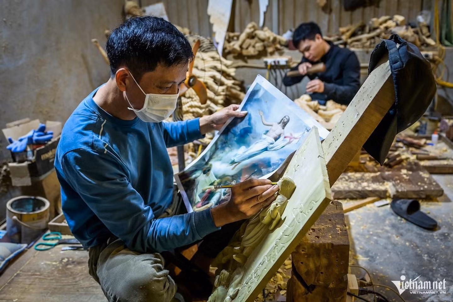 L’artisan doit comprendre l’histoire et la signification des Saints afin de reproduire fidèlement leurs expressions et leurs traits. Photo: vietnamnet.vn