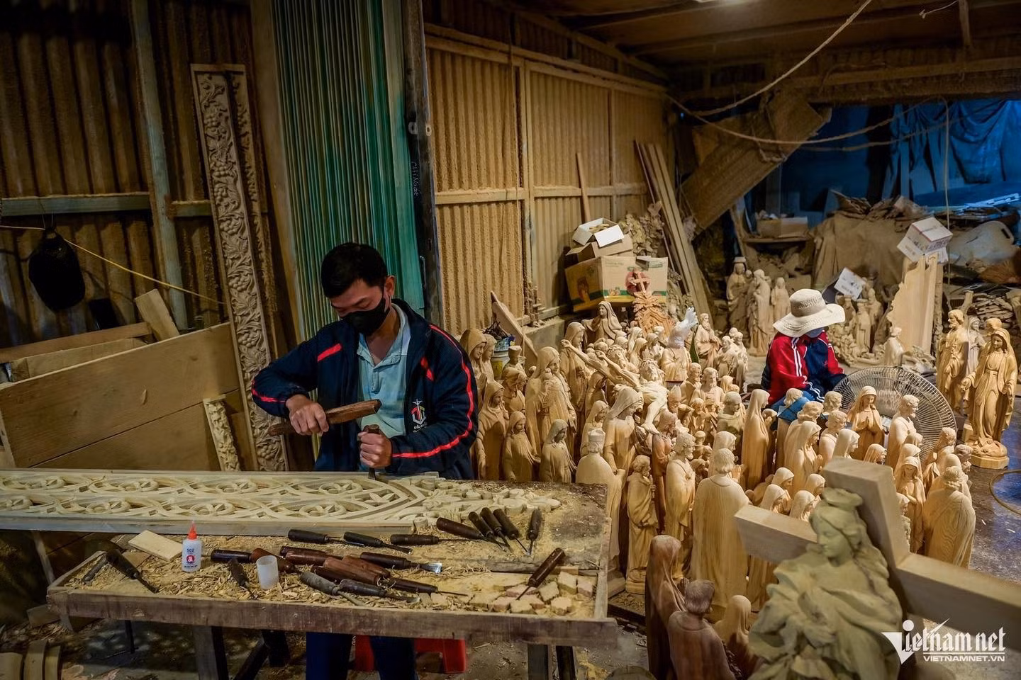 Dans un atelier de sculpture sur bois à Xuan Truong, province de Ninh Binh (au Nord). Photo: vietnamnet.vn