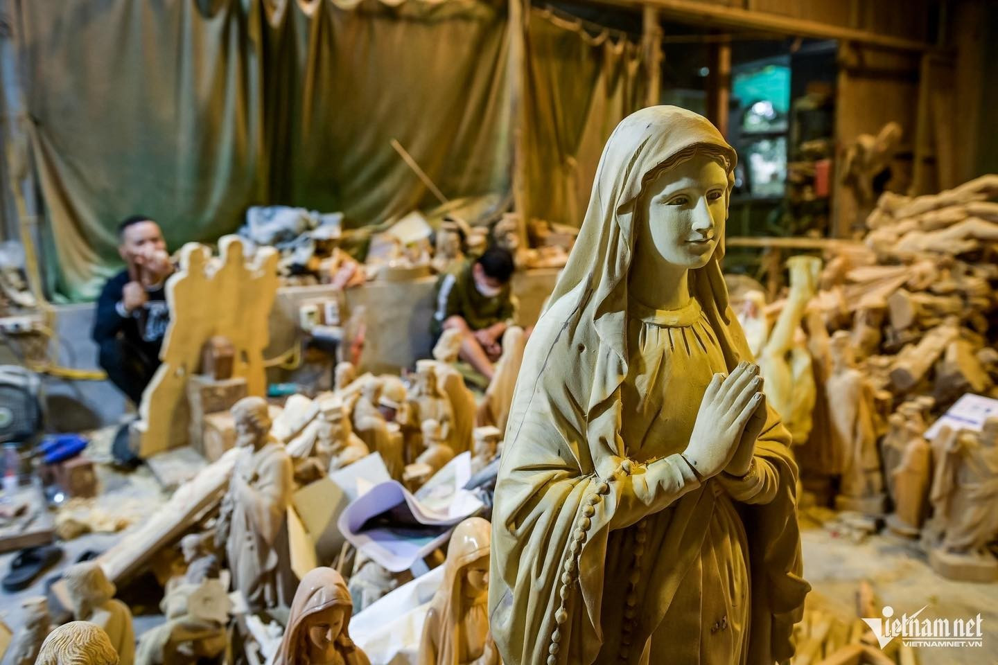 La phase la plus complexe est celle de la sculpture des détails : elle exige une grande maîtrise technique ainsi qu’une compréhension profonde du personnage représenté, afin d’insuffler une véritable âme à l’œuvre. Photo: vietnamnet.vn