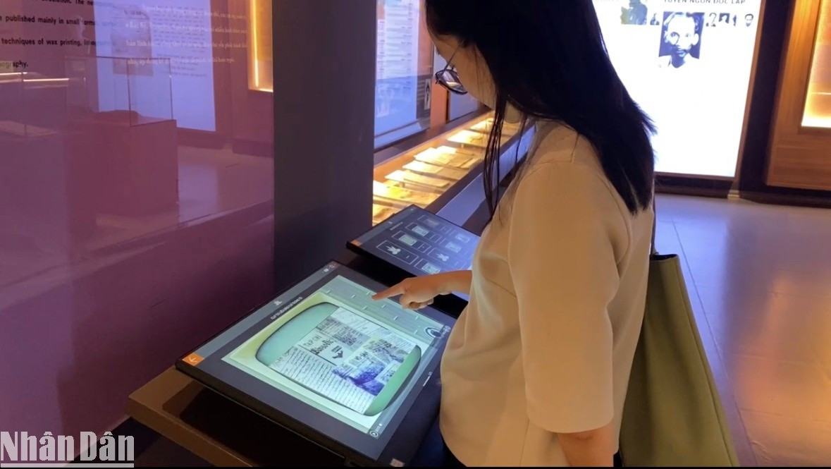 En plus des espaces d’exposition, le musée intègre également les technologies numériques dans ses travaux de conservation, facilitant ainsi la consultation et la recherche d’informations des visiteurs sur l’histoire de la presse vietnamienne. anh-5-5258.jpg
