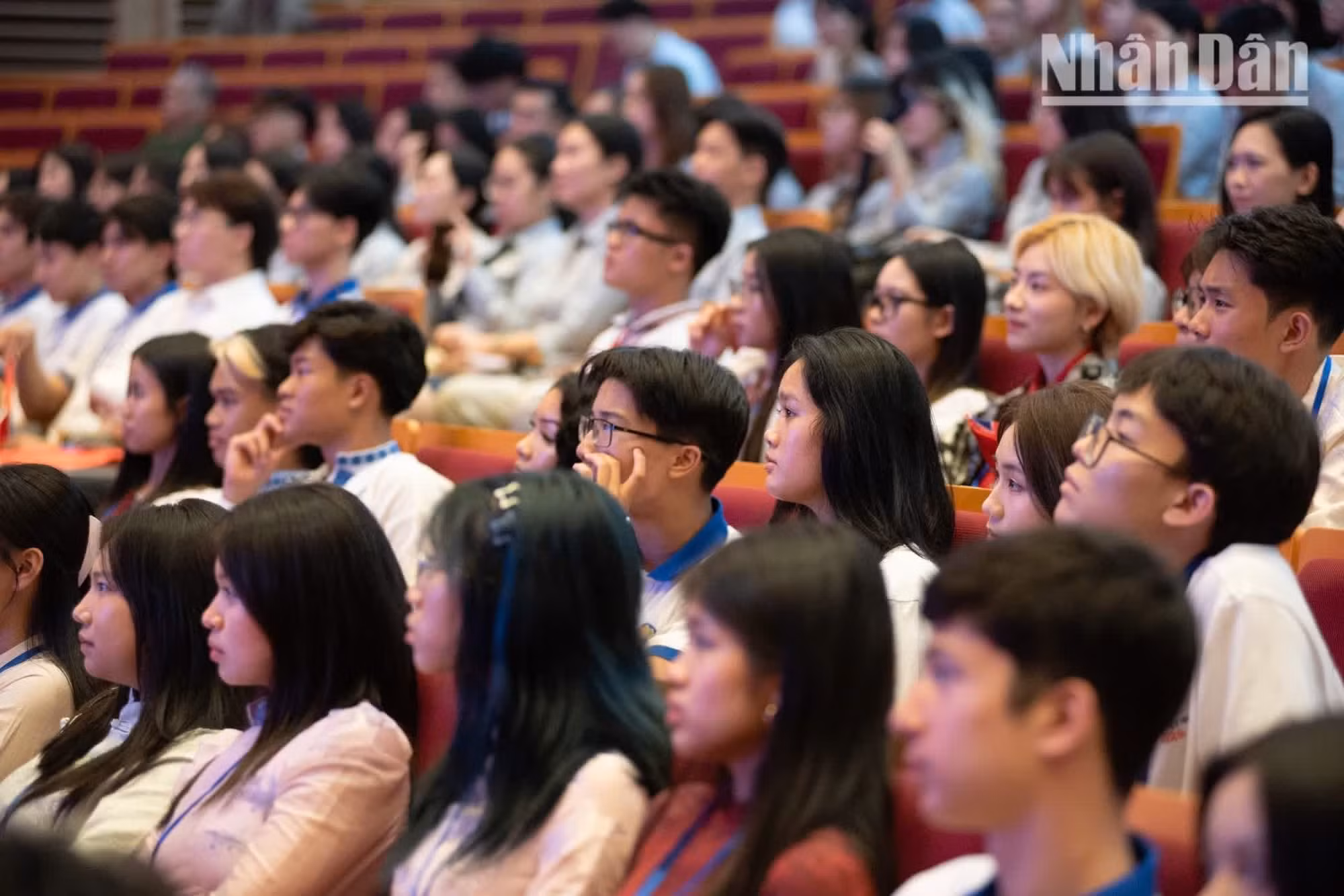 Do Nhat Vi et Tran Quoc Trung Hieu, âgés de 16 ans et résidant actuellement en France, ont expliqué leur décision de participer au Camp d'été 2026 afin d'approfondir leurs connaissances sur l'histoire et la culture vietnamiennes. À leur retour au Vietnam, ils se sont déclarés profondément impressionnés par le développement rapide et la modernité du pays, bien loin de l’image d’une nation tout juste sortie de la guerre, encore souvent véhiculée par certains ouvrages et médias étrangers. Photo : NDEL