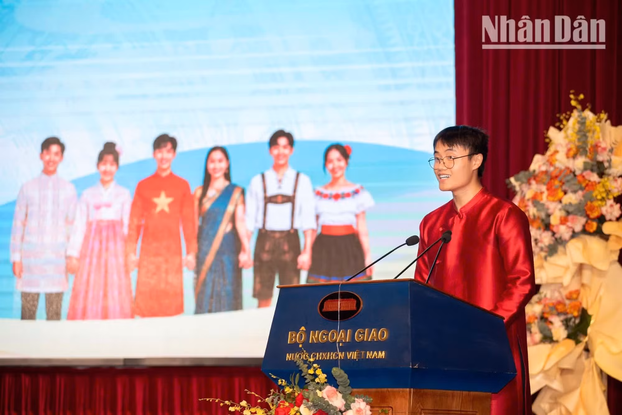 Au nom des participants, Mai Hai Khoi, jeune Vietnamien de Pologne, a remercié le ministère des Affaires étrangères, le Comité d’État chargé des Vietnamiens résidant à l’étranger et le comité d’organisation de lui offrir cette opportunité de revenir au pays, de rencontrer d’autres jeunes et de mieux connaître le Vietnam. Selon lui, préserver et pratiquer le vietnamien à l’étranger n’est pas toujours facile, puisque les jeunes utilisent principalement la langue de leur pays de résidence pour leurs études et leur vie quotidienne. Le Camp d’été représente ainsi une occasion précieuse de perfectionner leur vietnamien, de mieux découvrir l’histoire, la culture et les traditions nationales, mais aussi de créer des liens avec d’autres jeunes Vietnamiens venus des quatre coins du monde. Photo : NDEL