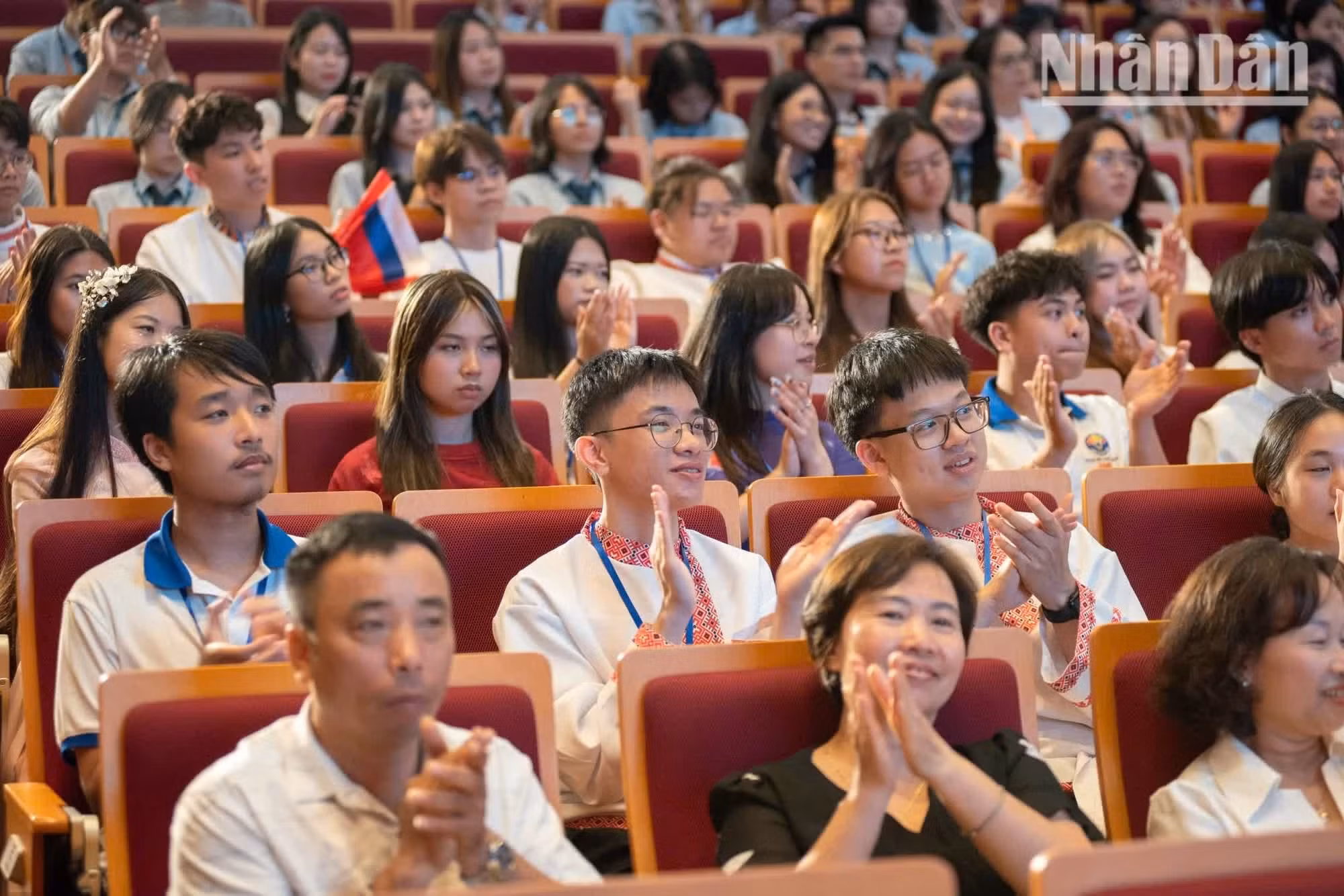 Tran Duc Tai, 18 ans, est revenu du Bélarus pour participer au Camp d’été du Vietnam 2026. Selon lui, ce programme constitue une occasion précieuse pour les jeunes Vietnamiens de l’étranger de mieux découvrir l’histoire de leur Patrie, de nouer les liens d'amitié, tout en contribuant à préserver l’identité culturelle nationale. De retour au Vietnam, notamment dans sa province natale de Quang Tri (au Centre), Duc Tai a exprimé sa joie et son émotion de retrouver ses grands-parents, ses oncles, ses tantes et l’ensemble de sa famille. Pour lui, rien n’est plus précieux que de retrouver la chaleur de la famille et l’accueil affectueux de ses proches chaque fois qu’il revient vers ses racines. Photo : NDEL