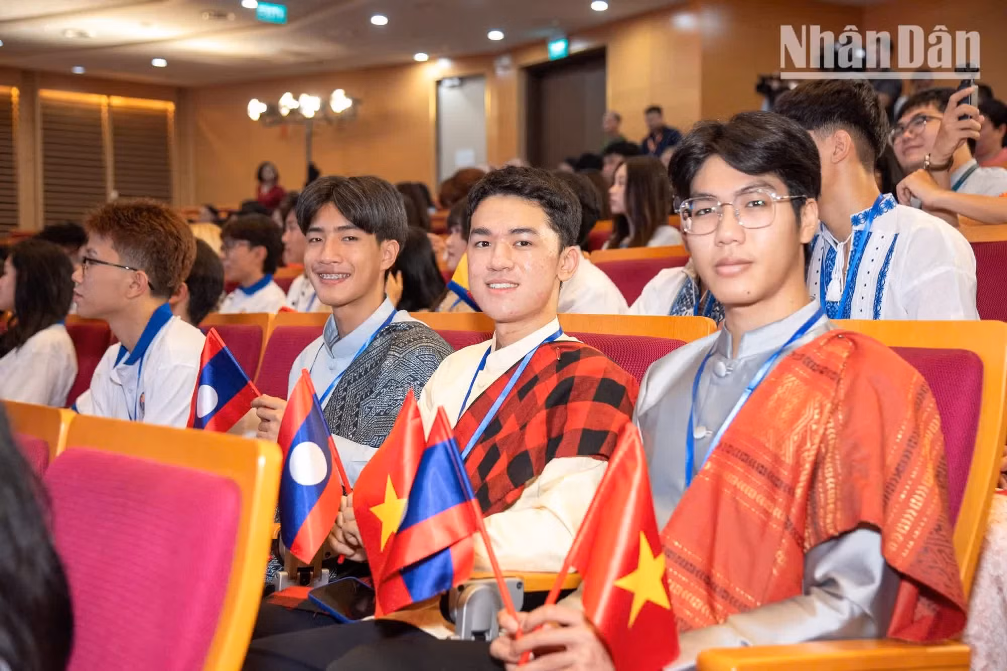 Bien qu’ils ne soient pas d’origine vietnamienne, les trois jeunes Laotiens Oudomkham Bounvilay, Vatthana Soudakhoun et Vongsackda Khongsavath ont exprimé leur joie et leur enthousiasme d’avoir l’opportunité de participer au Camp d’été du Vietnam 2026. Ils se sont dits particulièrement heureux de pouvoir rencontrer de nombreux jeunes Vietnamiens venus de différents pays et ont affirmé leur profonde fierté de se sentir, d’une certaine manière, liés au Vietnam grâce aux efforts qu’ils accomplissent chaque jour pour apprendre la langue vietnamienne. Photo : NDEL