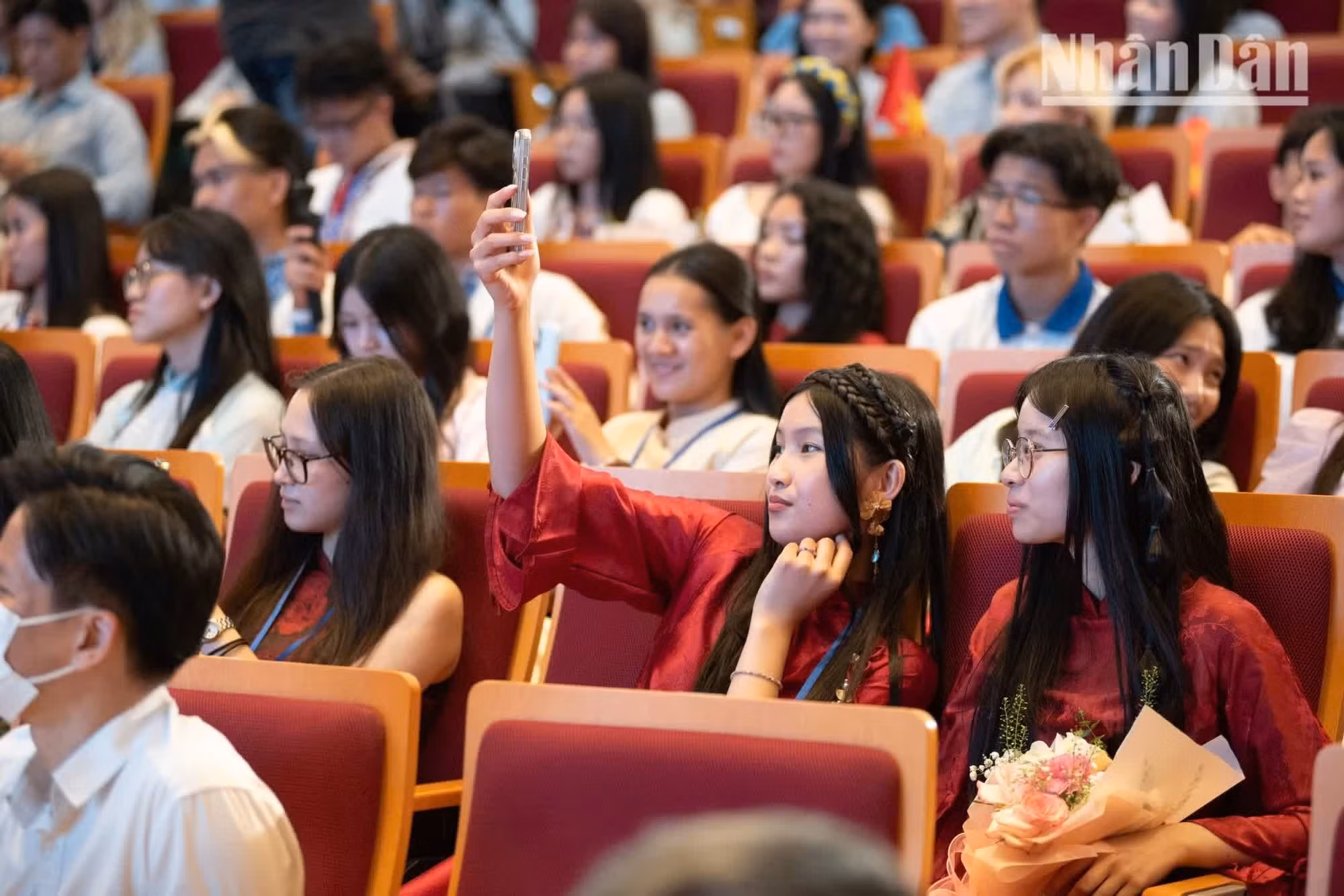 La vice-ministre a également invité les jeunes à préserver la langue et la culture vietnamiennes, à faire connaître à leurs amis l'image d'un Vietnam « pacifique, accueillant et dynamique » et, lorsqu'ils le pourront, à revenir partager leurs connaissances et leur expérience au service du pays. Photo : NDEL