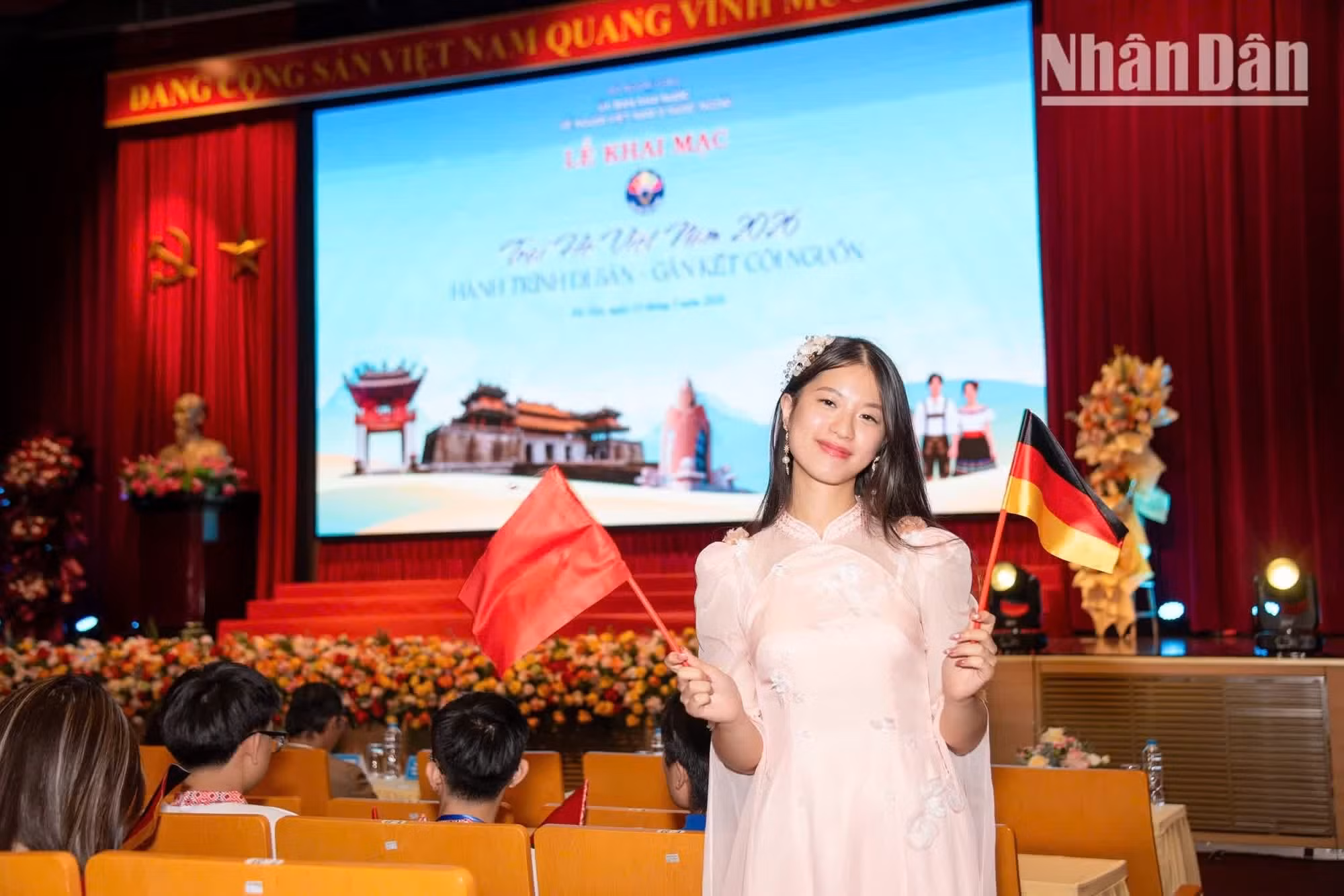 Nguyen Thao Linh, 21 ans, qui vit actuellement à Berlin (en Allemagne), confie qu’elle nourrissait le projet de participer au Camp d’été du Vietnam depuis deux ou trois ans. Avec sa famille, elle préparait ce voyage depuis près d’un an afin de pouvoir prendre part à l’édition 2026. Elle espère que cette expérience lui permettra d’acquérir une compréhension plus profonde de son pays d’origine. À son retour en Allemagne, elle souhaite raconter à ses amis les histoires et partager les images d’un Vietnam moderne, dynamique et en plein essor. Photo : NDEL