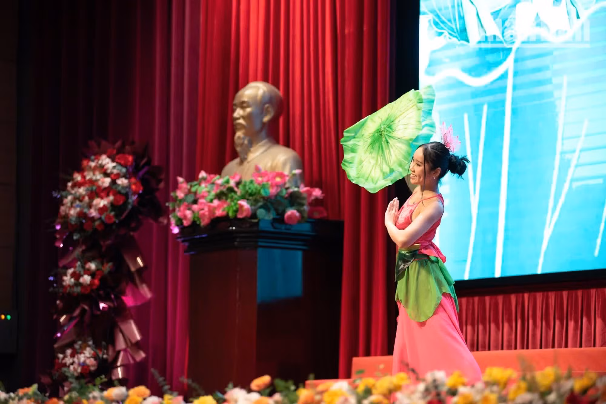 Selon les organisateurs, l'un des temps forts de cette édition sera constitué par les rencontres et échanges avec des intellectuels et artistes vietnamiens résidant à l'étranger, notamment la professeure Thai Kim Lan, installée en Allemagne, au Musée de la céramique ancienne de la rivière des Parfums, ainsi que dans l'espace mémoriel consacré au peintre Le Ba Dang, établi en France. Photo : NDEL