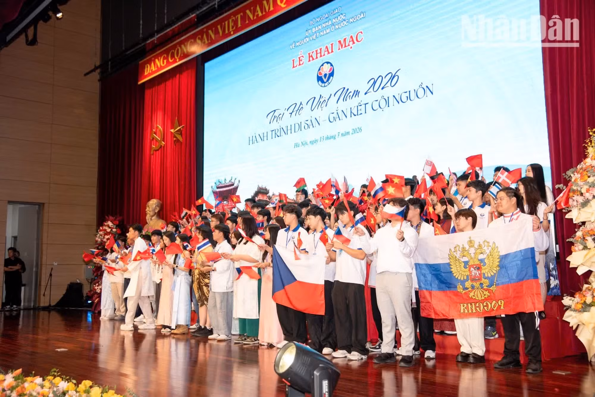 « Si un jour vous choisissez de revenir au Vietnam pour étudier, faire de la recherche, créer votre entreprise ou travailler, le pays vous accueillera toujours à bras ouverts », a souligné la vice-ministre Le Thi Thu Hang. Photo : NDEL