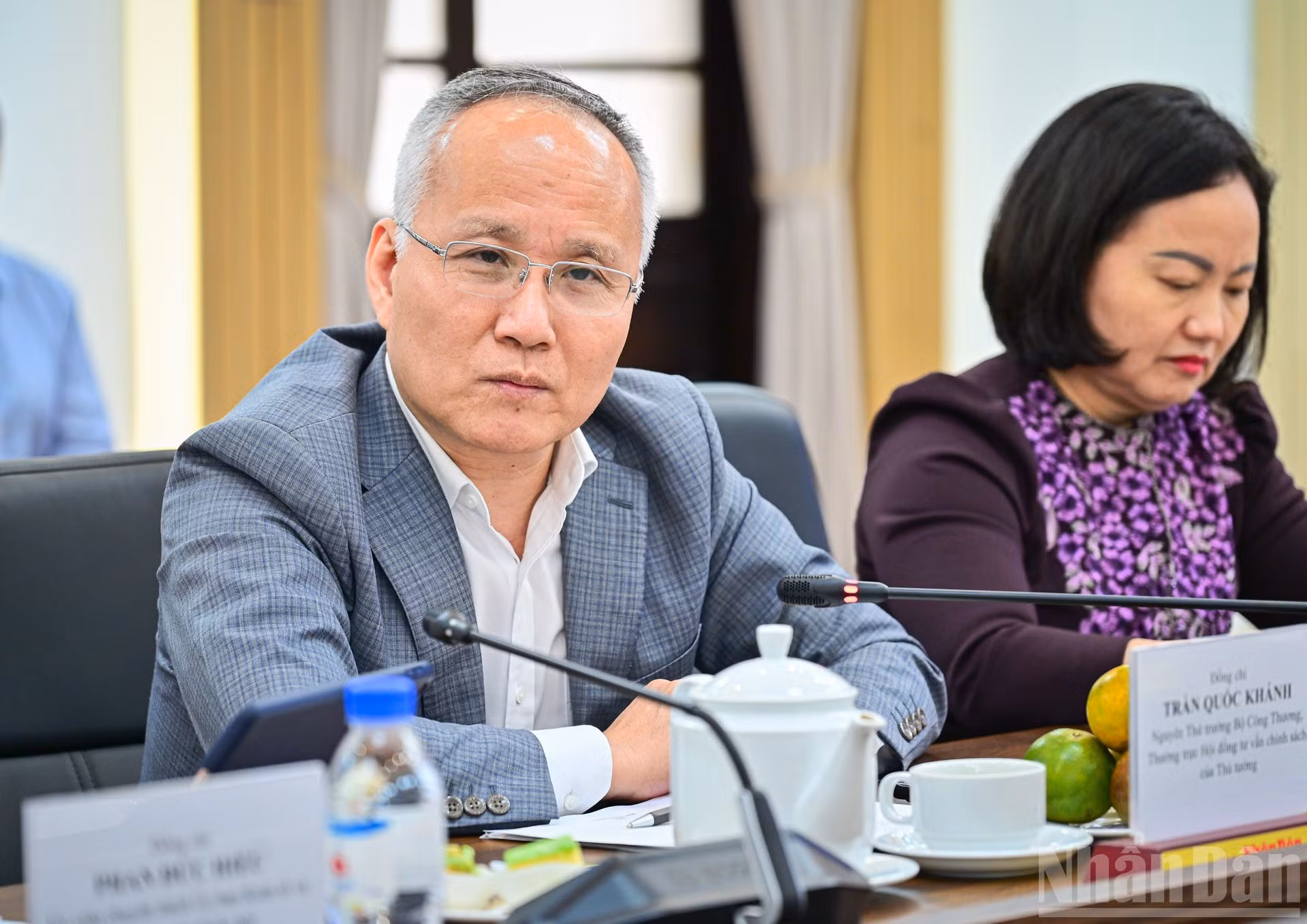 L'ancien vice-ministre vietnamien de l'Industrie et du Commerce, Tran Quoc Khanh, prend la parole lors de la table ronde. Photo : Bao Long/NDEL