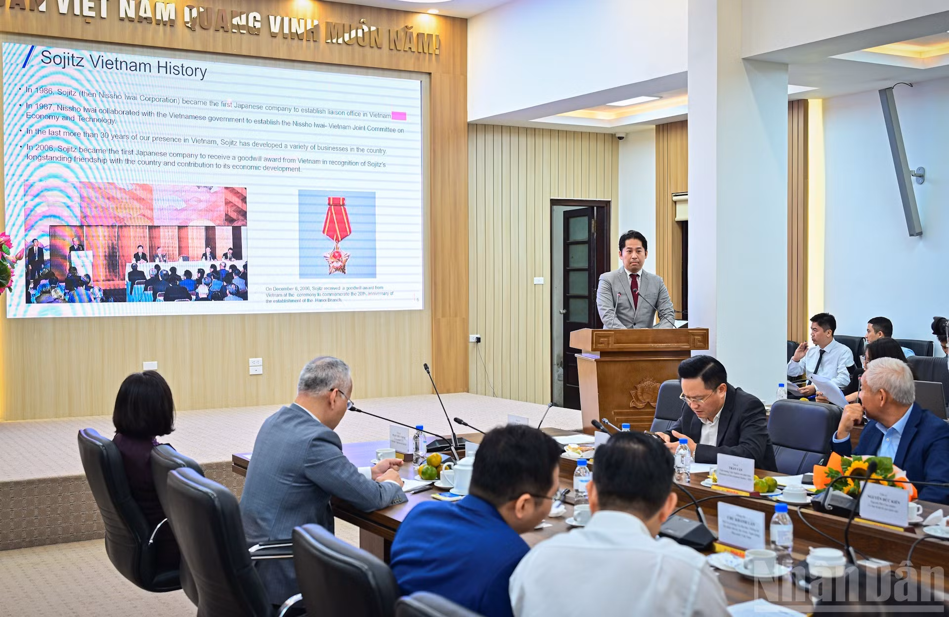 Le représentant du groupe japonais Sojitz présente des perspectives de numérisation de la chaîne d'approvisionnement au Japon. Photo : Bao Long/NDEL