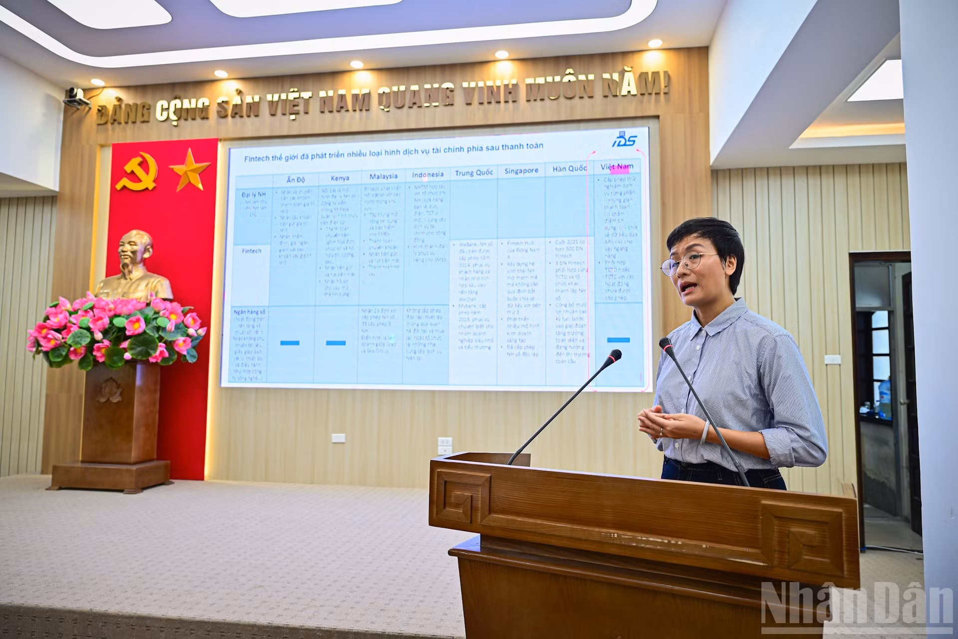 Doan Ngoc Khanh, chef du bureau de l'IDS, présente les résultats de recherche de l'IDS sur le développement de la finance numérique au Vietnam et à l'étranger. Photo : Bao Long/NDEL