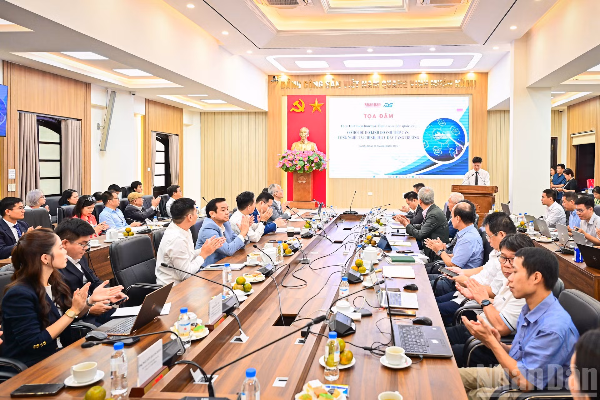 La table ronde réunit de nombreux experts en économie et en finance, des représentants de start-ups technologiques et des sociétés de technologies financières (Fintech). ainsi que des investisseurs vietnamiens et étrangers. Photo : Bao Long/NDEL