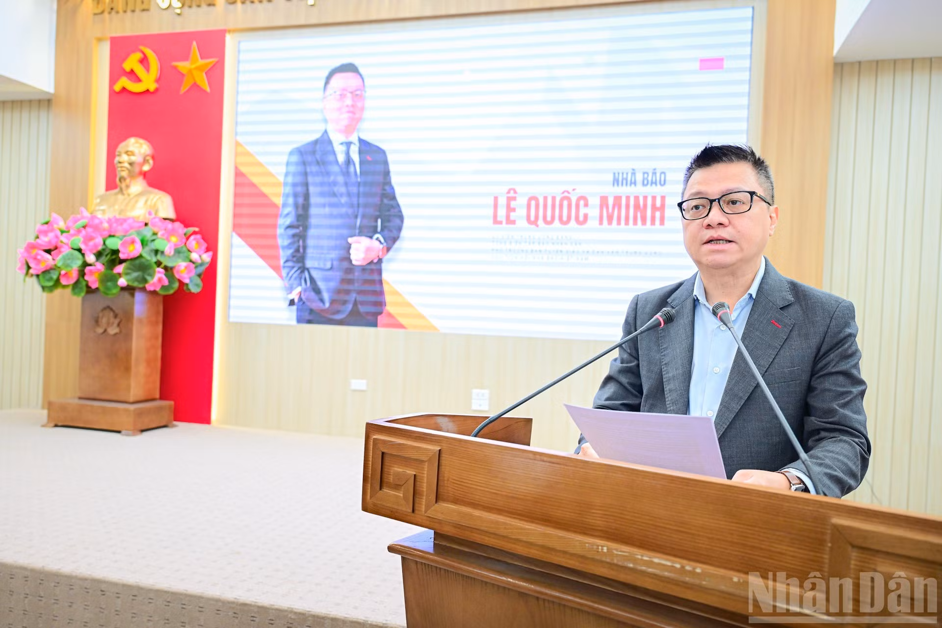 Le Quoc Minh, membre du Comité central du Parti, chef adjoint de la Commission centrale de la sensibilisation, de l'éducation et de la mobilisation de masse du Parti, président de l’Association des journalistes du Vietnam et rédacteur en chef du journal Nhân Dân (Le Peuple), prononce le discours d'ouverture. Photo : Bao Long/NDEL