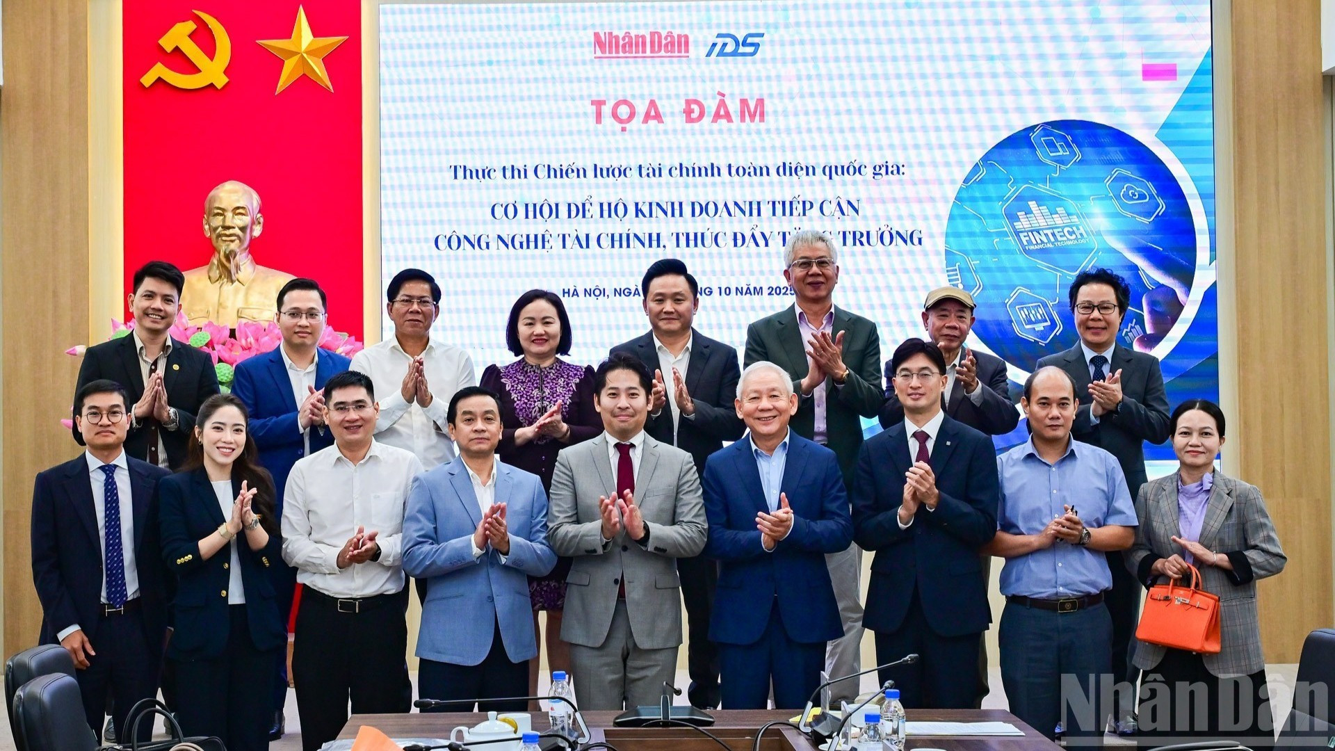 Les délégués lors de la table ronde. Photo : Bao Long/NDEL