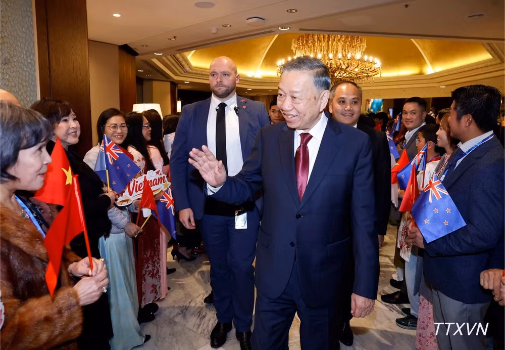 Des diplomates et employés de l’ambassade ainsi que des représentants de la communauté vietnamienne en Nouvelle-Zélande accueillent le secrétaire général du Parti et président vietnamien, To Lam. Photo : VNA.