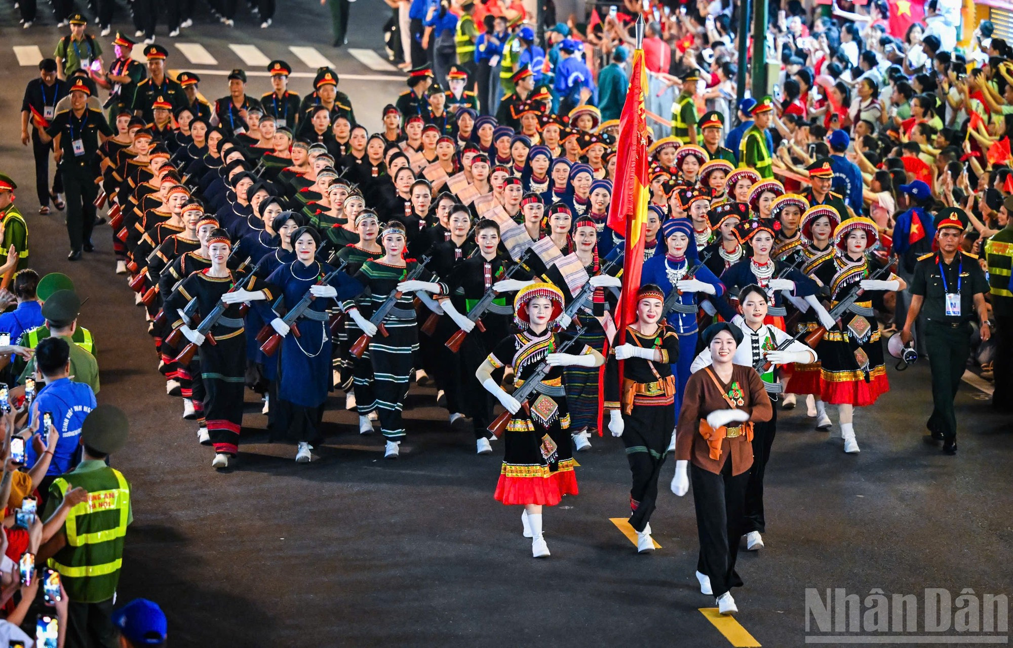 Les formations de milice et de guérilla comprend : des milices d’autodéfense masculines ; des milices féminines représentant les groupes ethniques du Vietnam ; et des guérilleros féminins du Sud. Photo : Thanh Dat