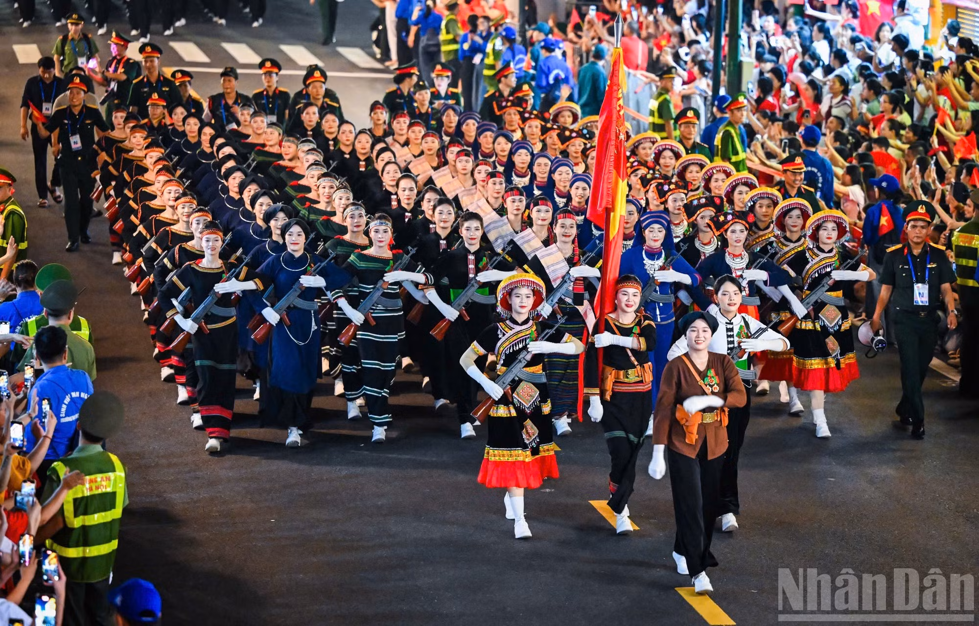 Les formations de milice et de guérilla comprend : des milices d’autodéfense masculines ; des milices féminines représentant les groupes ethniques du Vietnam ; et des guérilleros féminins du Sud. Photo : Thanh Dat