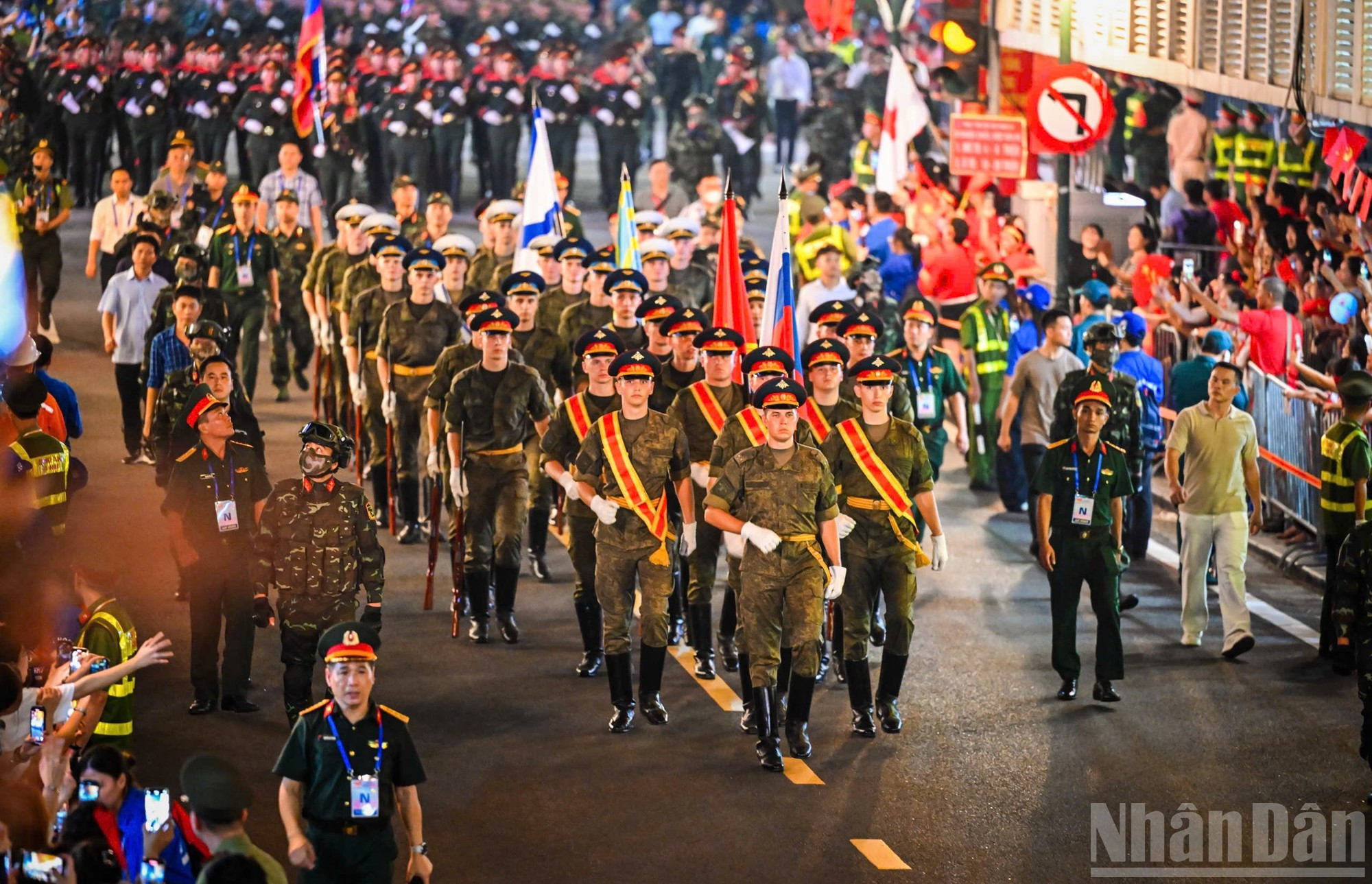 Pour préparer la grande célébration du pays, le ministère vietnamien de la Défense a invité plusieurs pays à envoyer des contingents pour participer au défilé. Cette répétition a réuni trois contingents militaires étrangers : les forces armées de la Fédération de Russie, l’Armée populaire lao et les Forces armées royales cambodgiennes. Photo : Thanh Dat