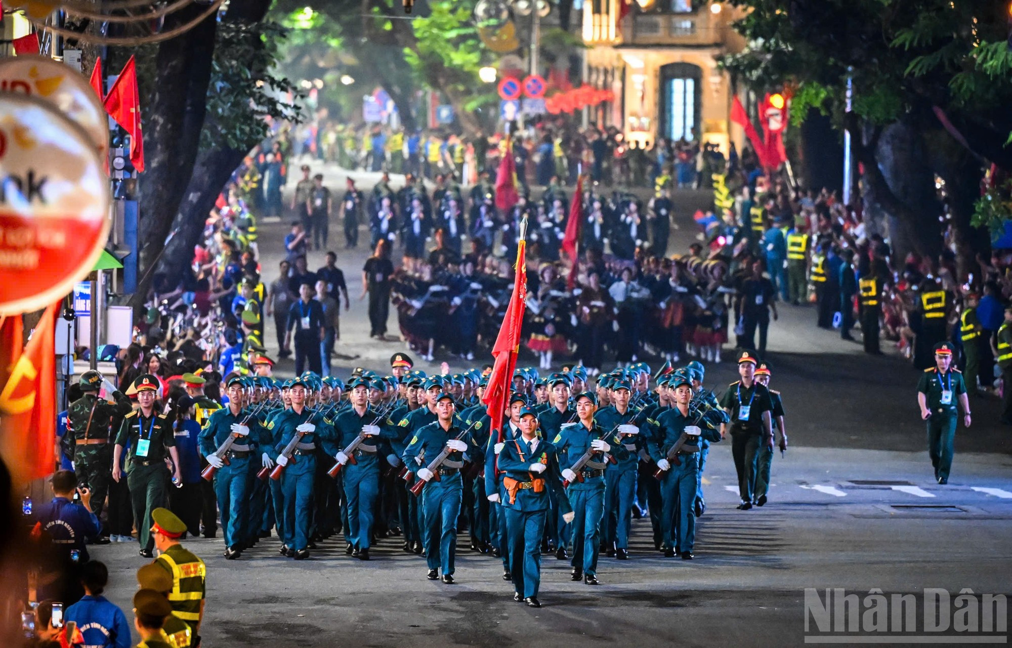 Les formations de l’Armée populaire du Vietnam comprend : les véhicules de commandement et les drapeaux ; la garde d’honneur interarmées ; la fanfare militaire féminine ; des officiers de l’armée de terre, de la marine, de la défense aérienne et de l’armée de l’air, des garde-frontières et des garde-côtes ; des officiers de la logistique, des techniciens et de l’industrie de la défense ; des femmes médecins ; des cadets des académies militaires ; des troupes de guerre électronique ; des troupes d’opérations spéciales aéroportées ; des forces de cyberopérations ; des femmes soldats de la paix ; des troupes blindées ; des troupes d’artillerie ; des troupes de commandos ; des troupes de commandos féminins ; des troupes du génie ; des troupes de transmission féminines ; et des troupes de défense chimique. Photo : Thanh Dat
