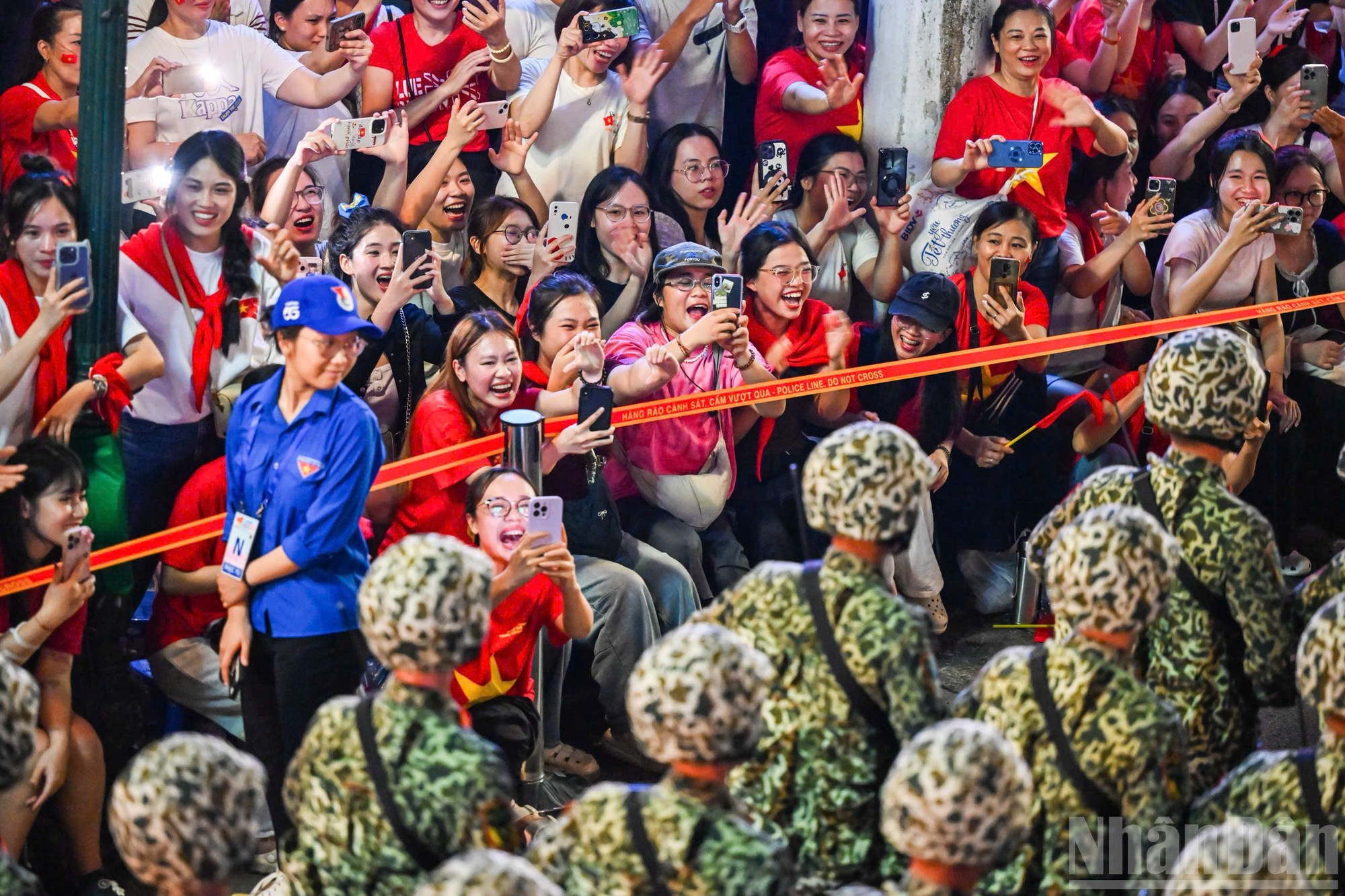 Le long des parcours du défilé, des drapeaux rouges à étoiles jaunes flottent, tandis que des habitants enthousiastes s&apos;installent sur les trottoirs pour se joindre à l&apos;esprit festif. Photo : Thanh Dat
