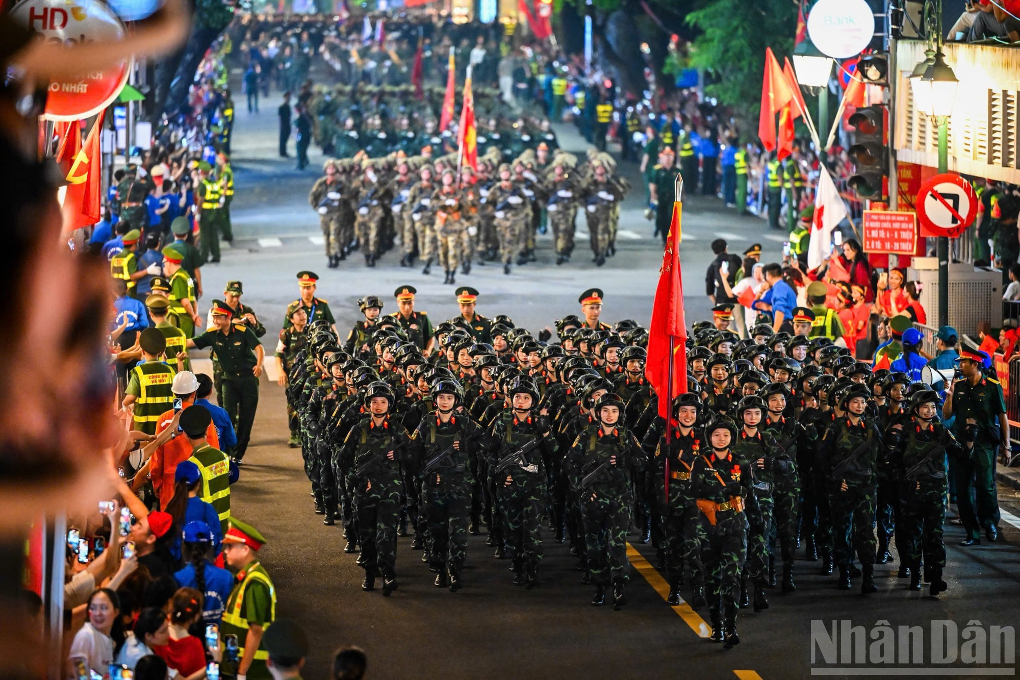 Les contingents en marche démontrent l&apos;héroïsme des forces armées, avec des formations synchronisées d&apos;armes, d&apos;équipements et de véhicules reflétant la modernisation de l&apos;Armée populaire et de la Police populaire vietnamiennes. Photo : Thanh Dat
