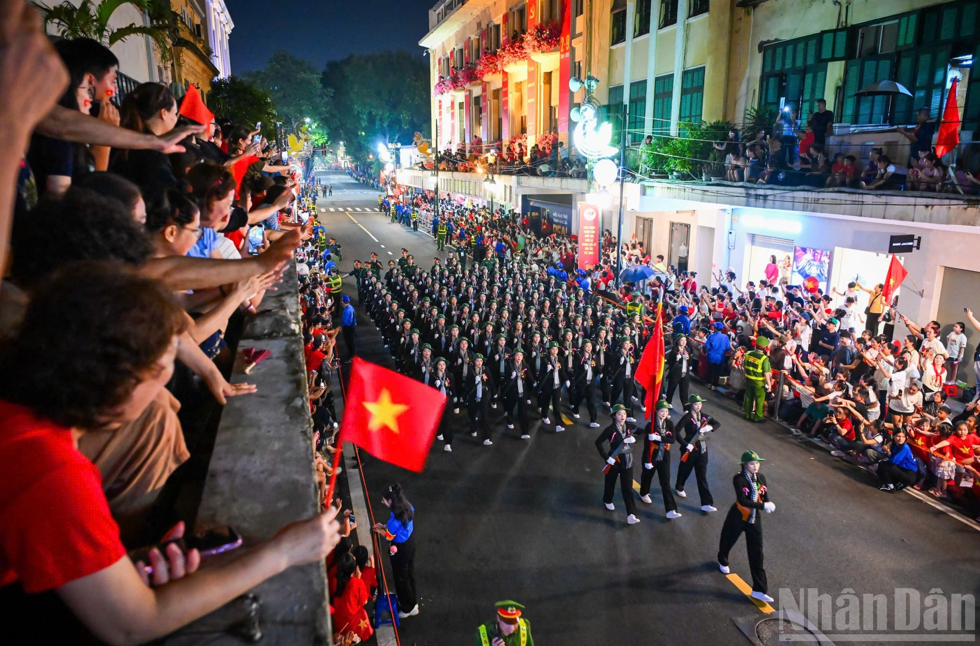 Les différents blocs de l’armée et du peuple défilent sous les applaudissements et les acclamations du public. Photo : Thanh Dat