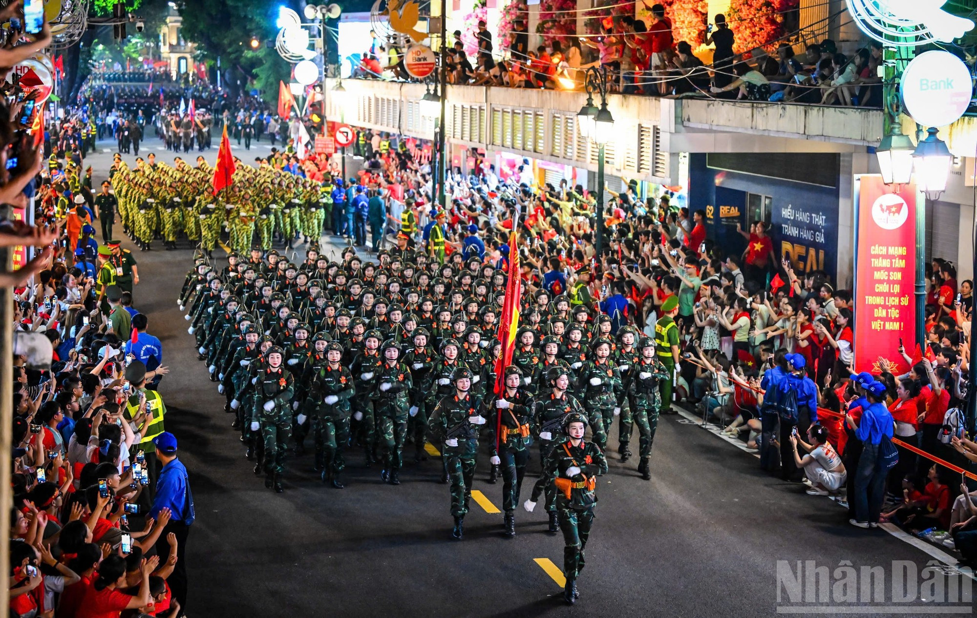 Les formations de marche ont affiché des mouvements individuels bien coordonnés et des alignements horizontaux et verticaux cohérents. Photo : Thanh Dat