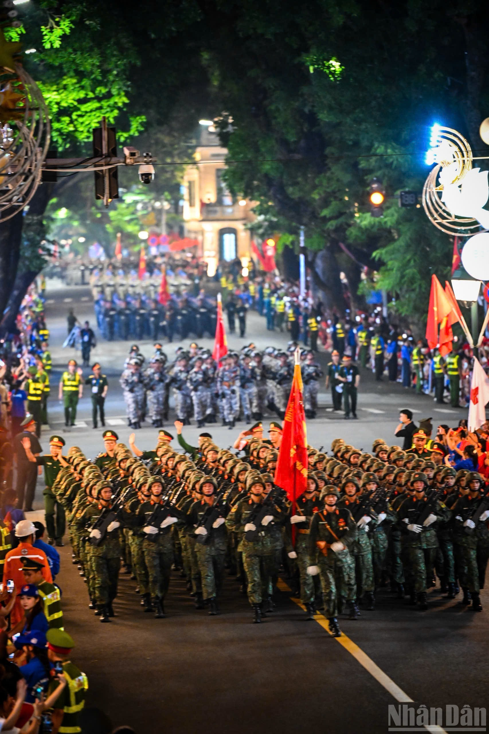 Près de 16 000 officiers et soldats prennent part à ce défilé, dont 43 blocs de marche (26 de l&apos;Armée, 17 de la Police), trois unités militaires étrangères (Laos, Cambodge et Russie), 18 blocs statiques et 14 blocs mécanisés comprenant chars, pièces d’artillerie et véhicules spéciaux. Photo : Thanh Dat
