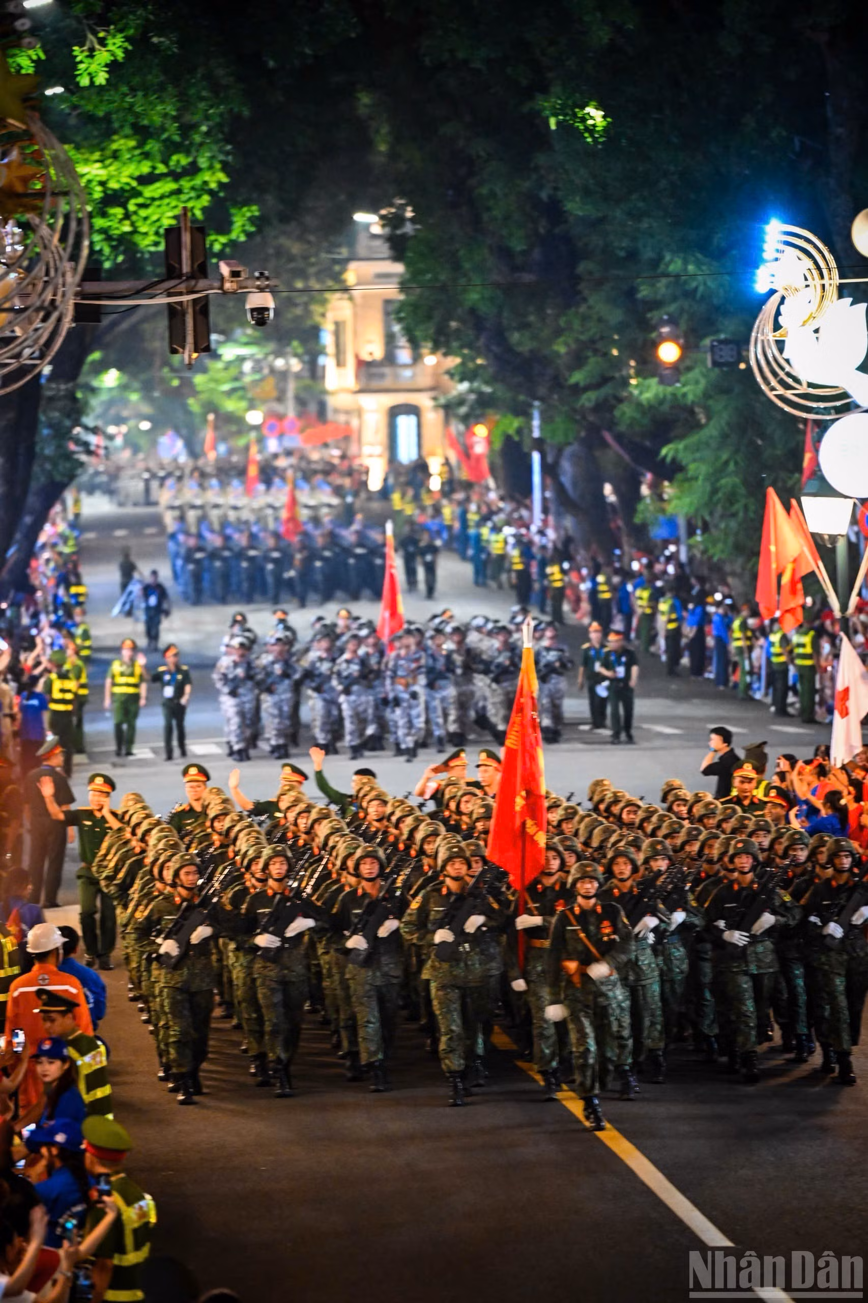 Près de 16 000 officiers et soldats prennent part à ce défilé, dont 43 blocs de marche (26 de l'Armée, 17 de la Police), trois unités militaires étrangères (Laos, Cambodge et Russie), 18 blocs statiques et 14 blocs mécanisés comprenant chars, pièces d’artillerie et véhicules spéciaux. Photo : Thanh Dat